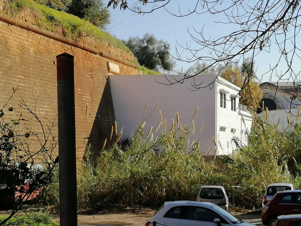 Απίστευτο... κτίσμα “αγκαλιάζει” τα ενετικά τείχοι που δήθεν προστατεύονται!