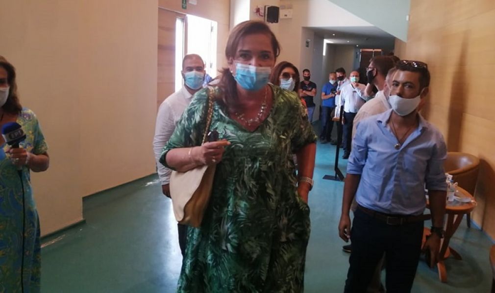 Η Μπακογιάννη "μπροστάρης" των εμβολιασμών στα Χανιά