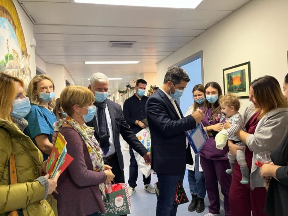 Μία λακκούβα δεν μπορείς να φτιάξεις και θέλεις να φτιάξεις... το νοσοκομείο;