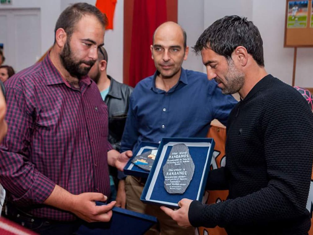 Μπαίνει στη "κούρσα" της Περιφέρειας μετά το... "κλαμπ" των παντρεμένων!