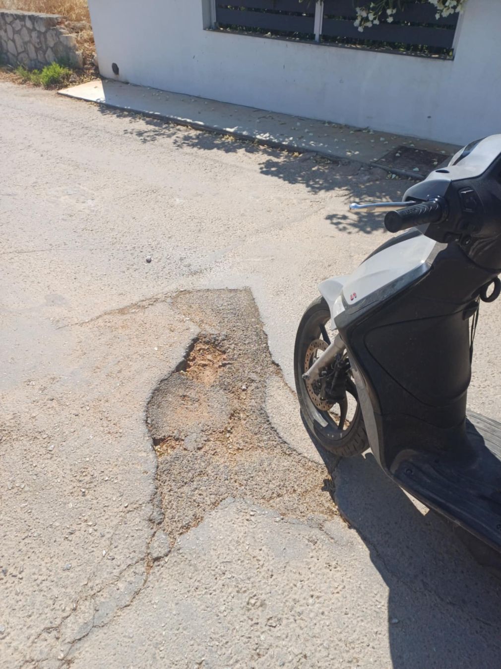 Κίνδυνος για παιδάκια... 10 μέτρα μόλις από τη νέα ασφαλτόστρωση στα Κουνουπιδιανά!
