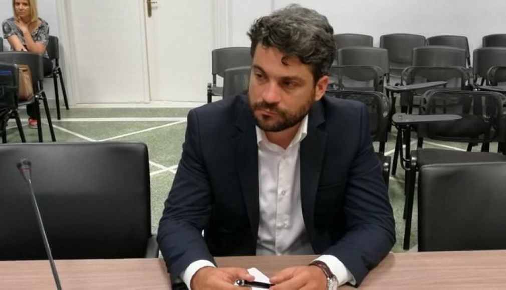 Ξέρει καλά το ΠΩΣ θα κερδίσει... Εξού... που δεν πανηγυρίζει!