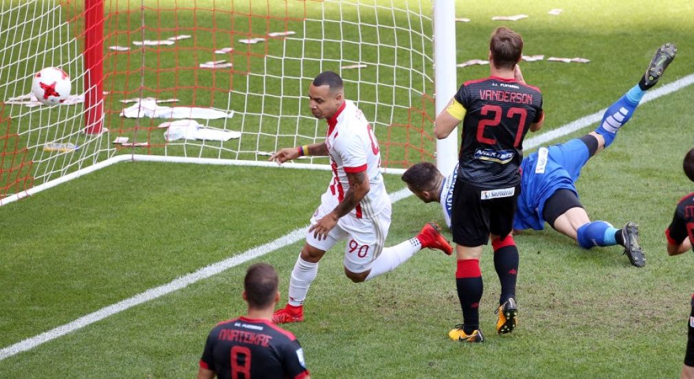 Πέταξαν χαρτονομίσματα... στους παίκτες του Πλατανιά... του έβαλαν και πεντάρα... ενώ ο Παράσχος... ήταν το πρόβλημα...