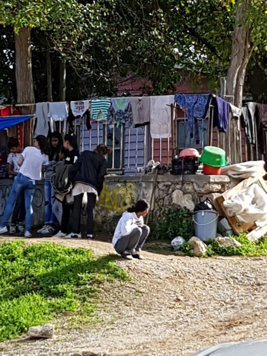 Μήπως λέω... μήπως να πάει κάποιος να βοηθήσει;