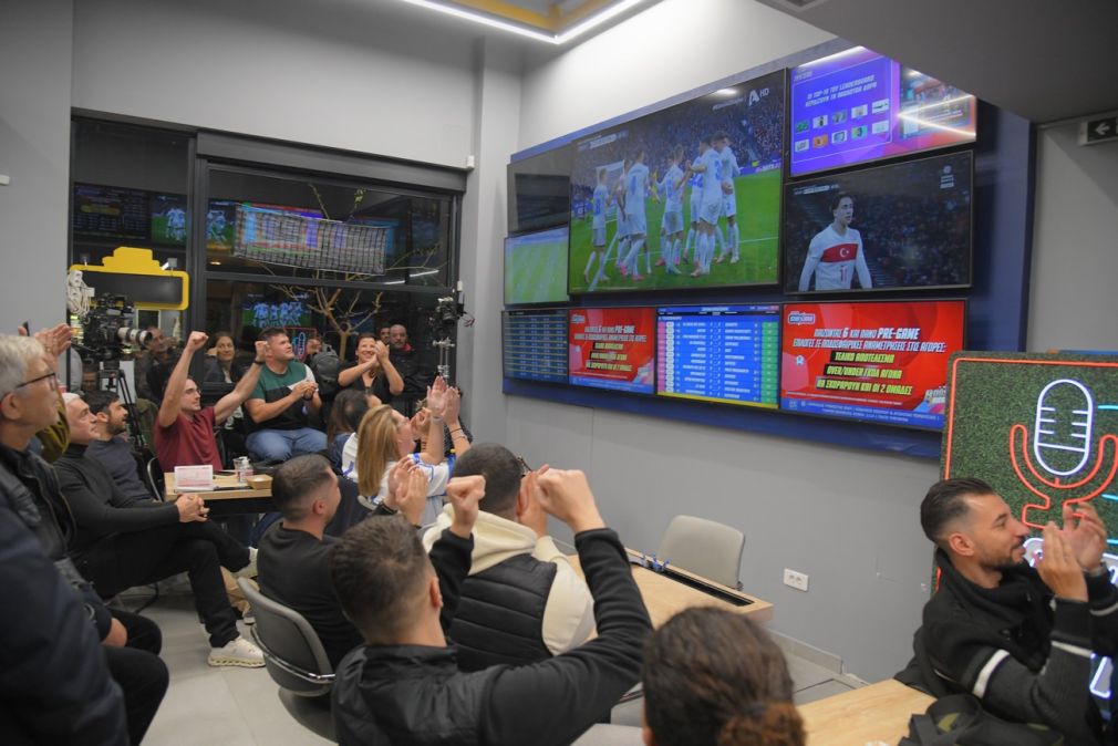 «Γαλανόλευκο» πάρτι στα καταστήματα ΟΠΑΠ με τους Αντώνη Νικοπολίδη και Φανή Χαλκιά –  Η απολαυστική νίκη της Εθνικής Ομάδας στη Σκωτία με ένα μοναδικό pre-game show, πολλά δώρα και εκπλήξεις στο Πάμε Στοίχημα Football Party by Gazzetta