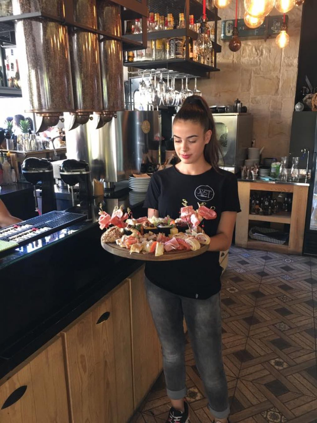 Αγαπημένο στέκι μέχρι… αργά! Μόνο Just...