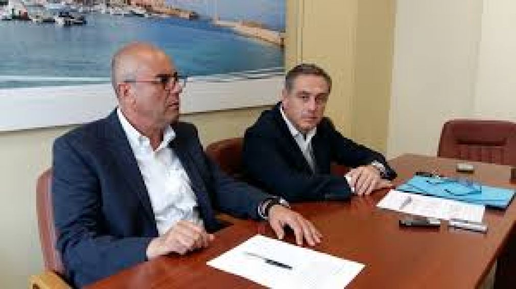 Τρίβει τα χέρια του...