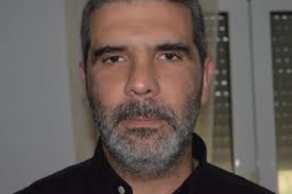 Όλοι τον... βαράνε που δεν κάνει τίποτα και αυτός το... χαβά του!