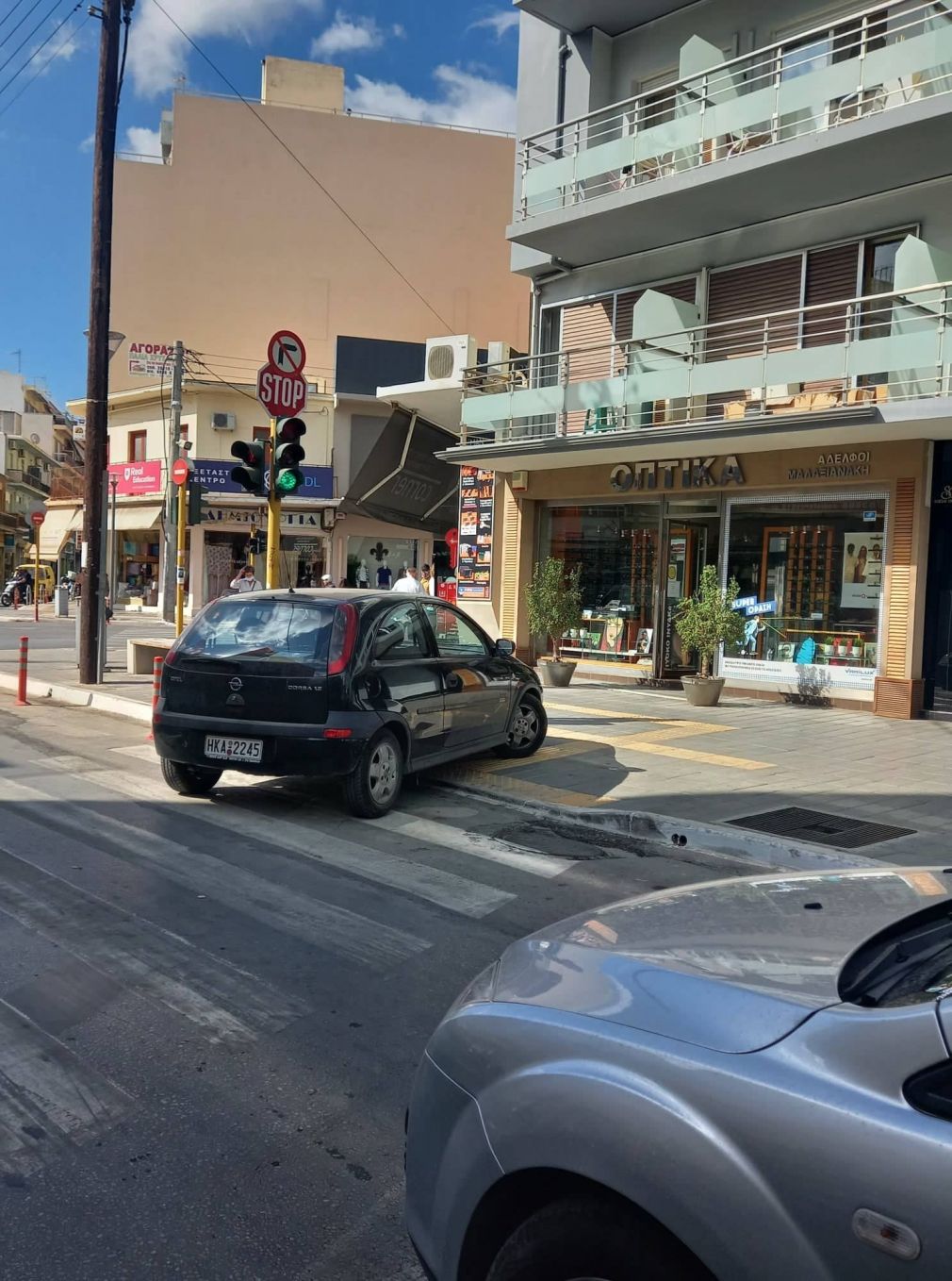 Επικό παρκάρισμα στο κέντρο της πόλης! Καβάλησε τα... πεζοδρόμια και τις μπάρες αναπήρων!